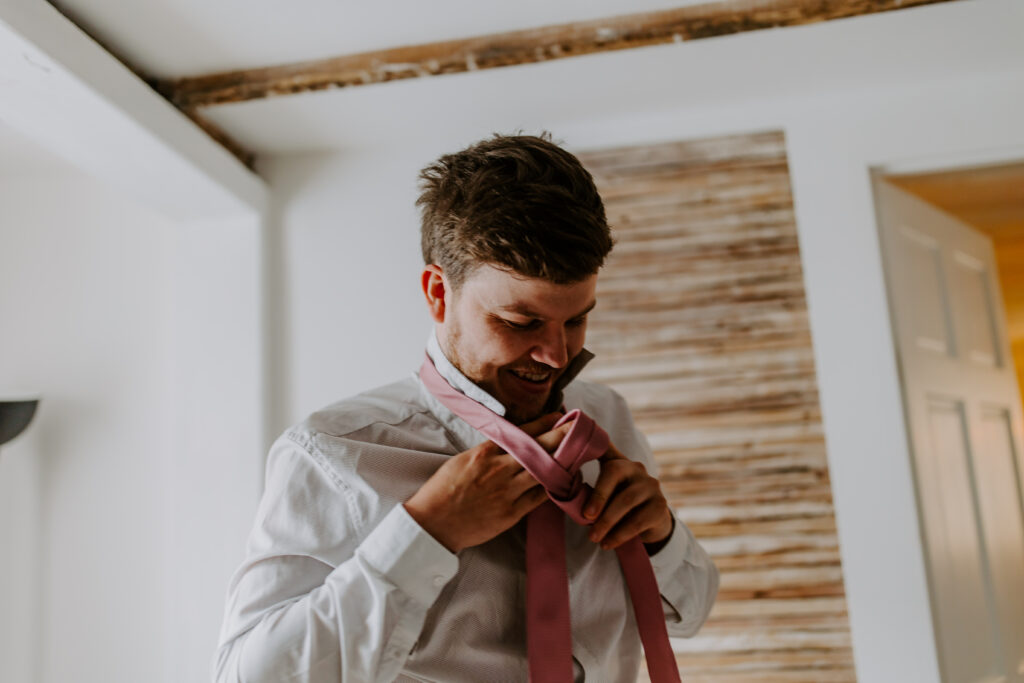 groom does up his tie